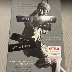 ✨✨5/$25✨✨Jay Asher's Thirteen Reasons Why Paperback